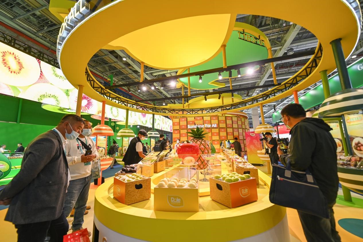 China stands ready to work with all countries to build an open world economy
